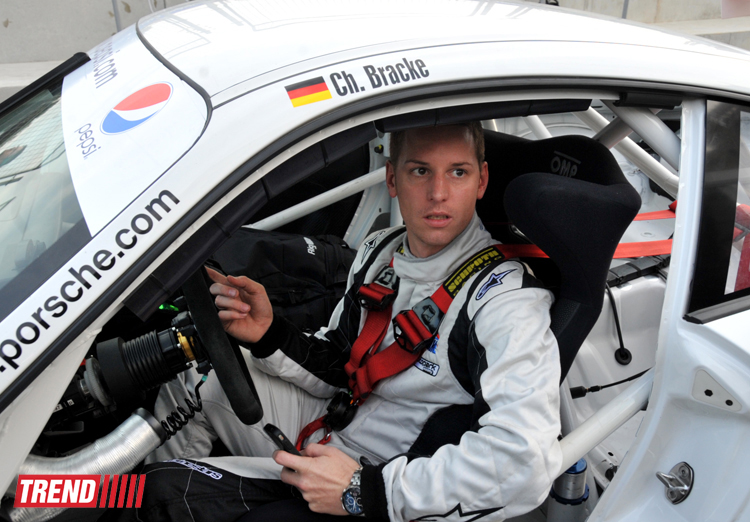 В Баку стартовал парад гоночных машин, участвующих в City Challenge (Фото)